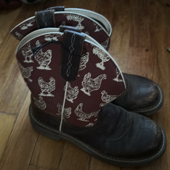 Beyond adorable and fun artists with chicken print - Picture 4 of 7